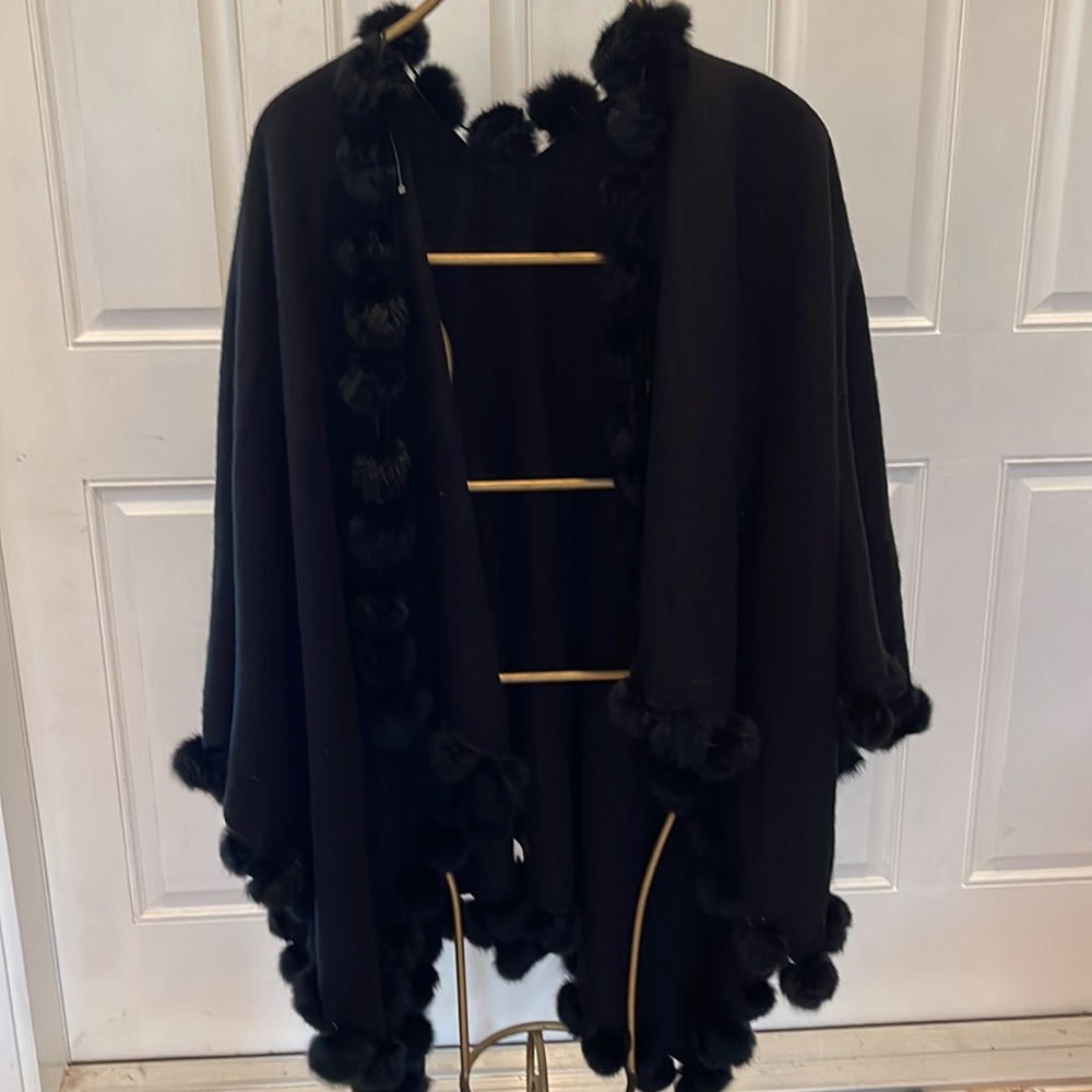 Gorgeous fur trimmed wrap - Picture 5 of 5